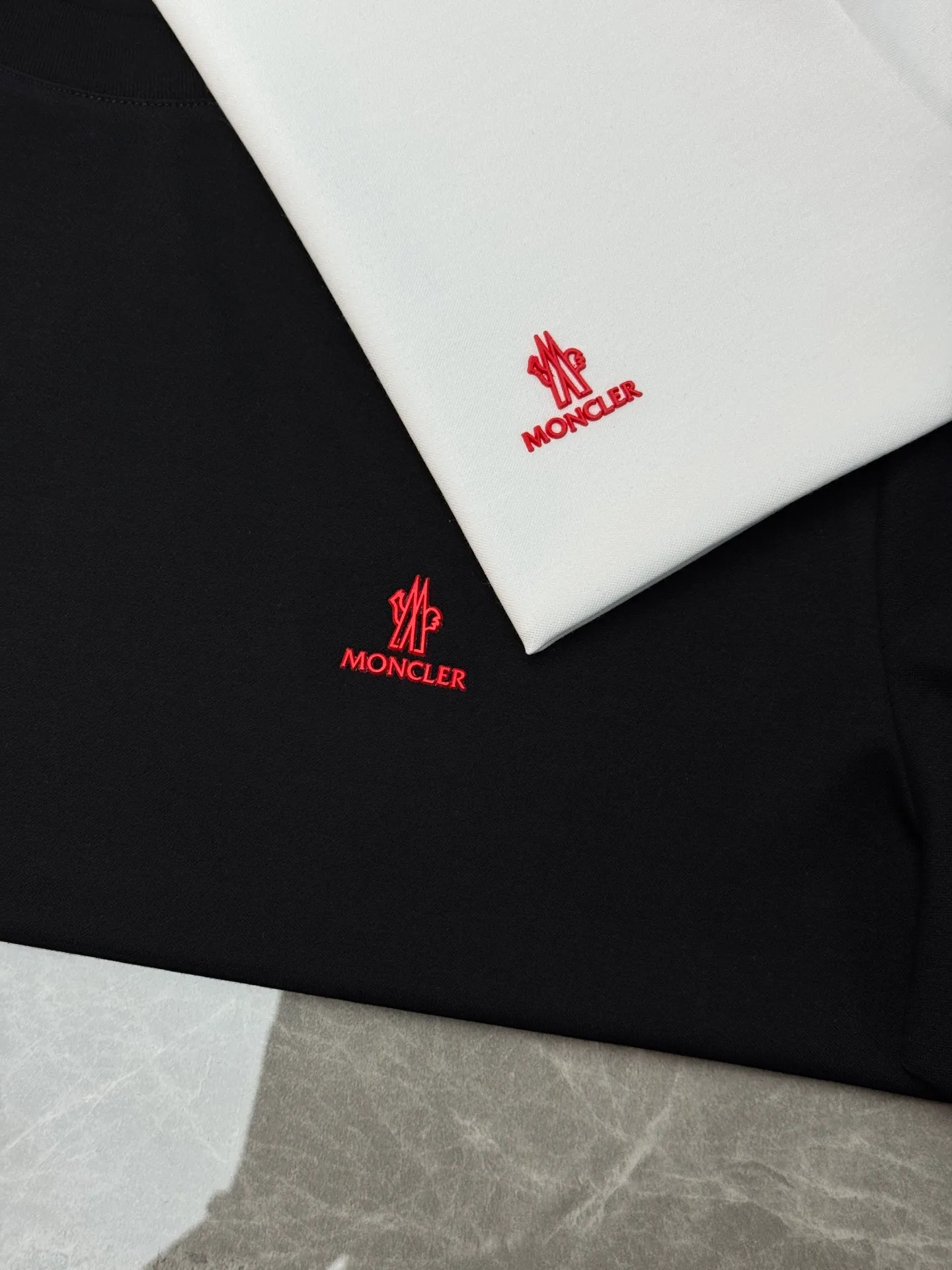 ⚜️Moncler New Arrival T ， Quality 200g . . ， ！ Red logo， . ✨Classic + ， ， ， ， 、 、 ，Versatile ！ ：White.Black.Sizes：M-4XL ！（175/140 L）